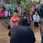 Lee más sobre el artículo Miembros del Ministerio de Ambiente se acercaron al merendero Tino, luego de las repercusiones por la construcción de nuestra huerta de madera plástica